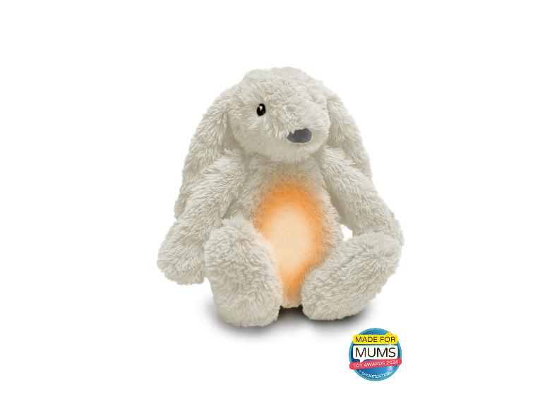 Bílý plyšový zajíček s oranžovým bříškem, oceněný „Made for Mums Toy Awards 2024 Shortlisted“.