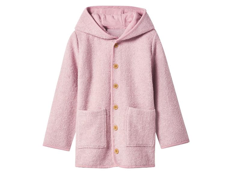 Růžová dětská bunda s kapucí a dřevěnými knoflíky.