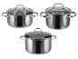 Tři nerezové hrnce se skleněnými poklicemi, na bílém pozadí