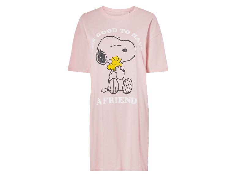Růžové noční šaty s obrázkem Snoopyho z komiksu Peanuts.
