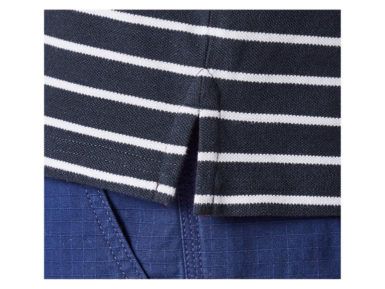 Námořnicky bíle pruhované polokošile, detail tmavě modré látky.