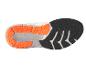 Podešev běžecké boty s černým a oranžovým vzorem.