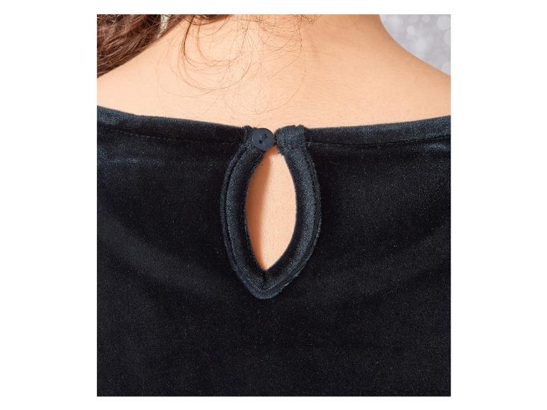 Detail zadní části černého sametového svetru s knoflíkem.