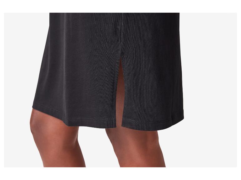 Jednoduché černé šaty, minimalistický styl.