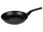Černá nepřilnavá pánev s ergonomickou rukojetí.