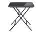 Malý černý skládací stolek se skleněnou deskou.