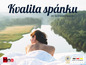 Žena leží v ložním prádle od Hn8 spánkových systémů s výhledem na jezero.