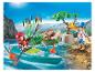 Figurky Playmobil v kajaku na řece s vydrou na břehu.