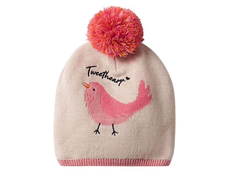 Pletená čepice s růžovou bambulí a motivem ptáčka s nápisem „Tweetheart“.