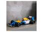 Modro-žlutý závodní vůz Lego Williams F1 na šedém povrchu.