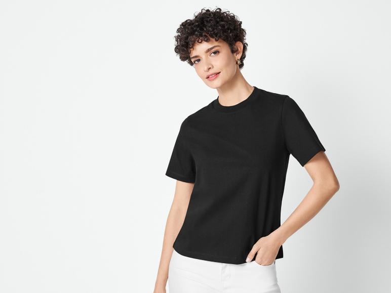 Žena v černém tričku s krátkým rukávem.