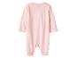Světle růžový plyšový dětský overal s dlouhými rukávy a uzavřenými nohavicemi.