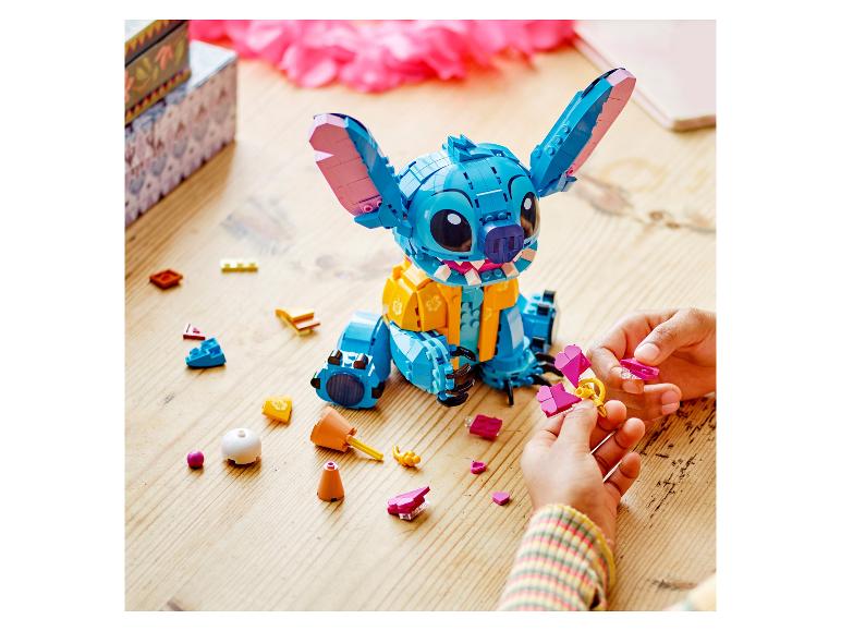 Dítě skládá stavebnici Stitch s rozházenými dílky.