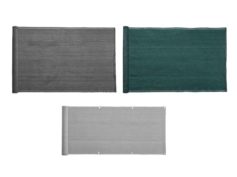 Zrolované stínící plachty v šedé, zelené a světle šedé barvě.
