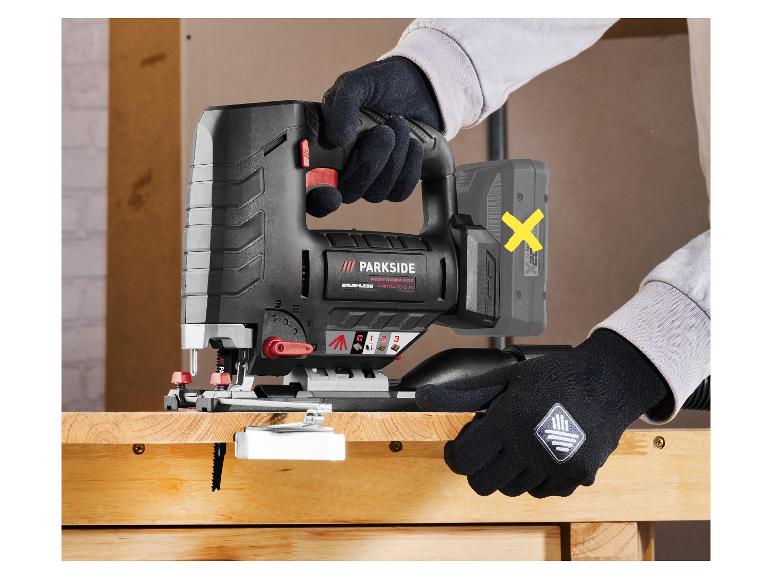 Aku skládačka Parkside v akci: řezání dřeva.