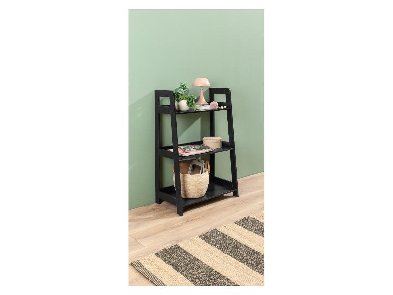 Třípatrová černá knihovna s dekoracemi v moderním stylu.