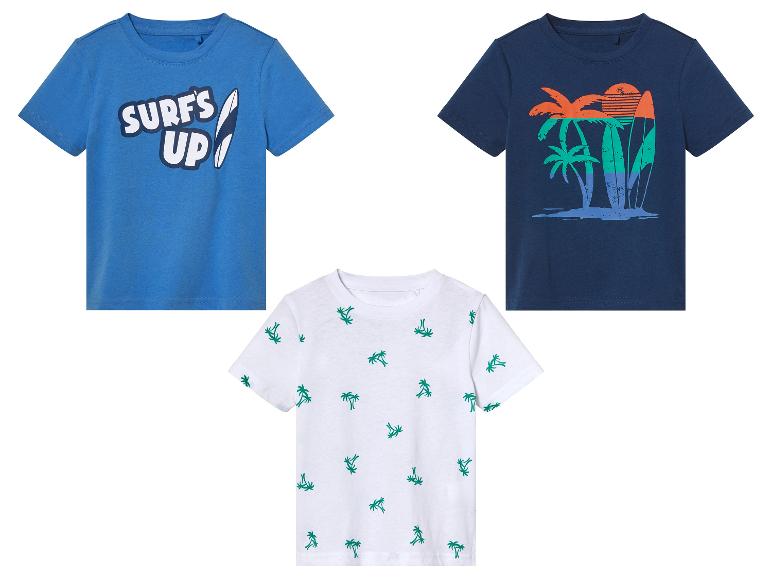 Tři trička s motivem surfování: 'Surf's Up', palmy a vzor palem.