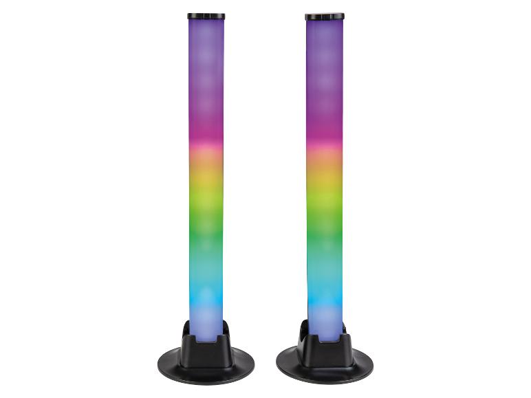 Dvě vertikální LED lampy s barevným přechodem od fialové po modrou, na bílém pozadí.