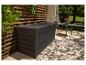 Tmavě šedý zahradní úložný box na terase s dřevěnou mříží a zahradním nábytkem.