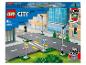 LEGO City: silniční desky, semafory a pouliční lampy svítící ve tmě.