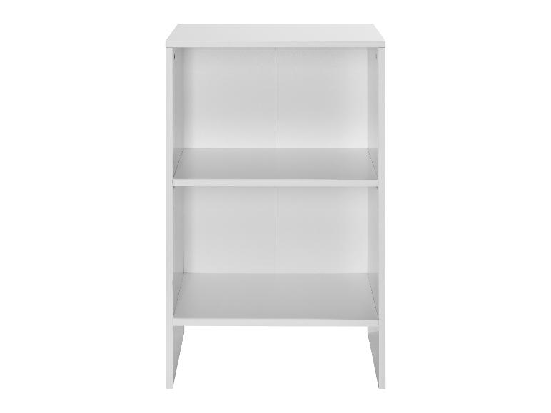Bílá knihovna se dvěma policemi v minimalistickém designu.