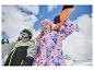 Dvě usměvavé děti se snowboardy, v lyžařských bundách a čepicích, na horském pozadí.