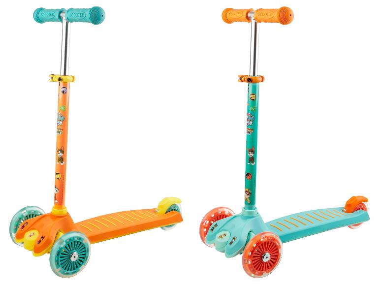 Dvě dětské koloběžky, oranžové a tyrkysové, s motivem Paw Patrol.