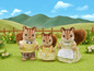 Tři veverky Calico Critters, chlapec v žlutém tričku a červeno-bílých kostkovaných kalhotách, dívka v žluto-bílých pruhovaných šatech a maminka v žlutých šatech s bílou zástěrou