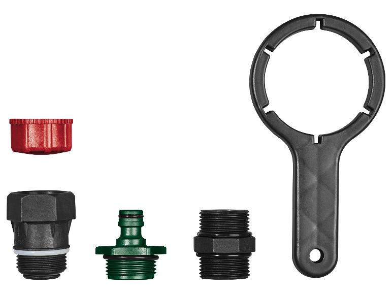 Sada příslušenství k vodnímu filtru, včetně klíče na filtr, adaptérů a víčka.