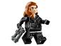 LEGO minifigur Black Widow s kaštanovými vlasy a dvěma pistolemi.