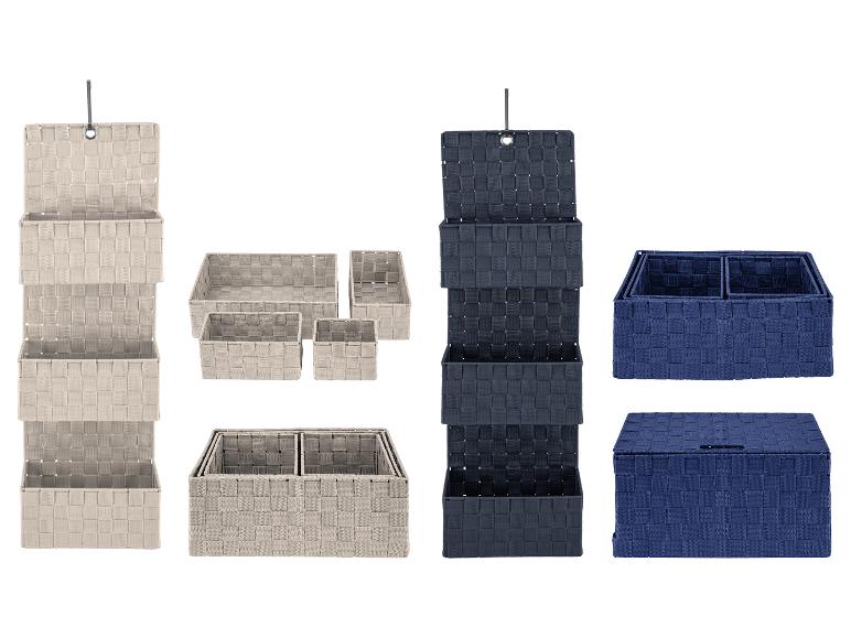 Úložné koše z tkané látky: nástěnné modely a stohovatelné boxy v béžové a tmavě modré barvě.