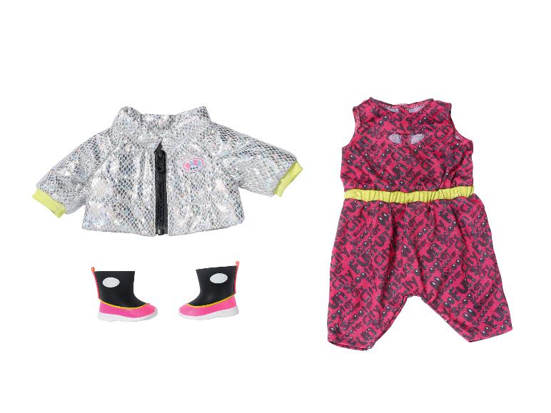 Oblečení pro panenku BABY born: stříbrná bunda, růžový overal s textem a černé boty.