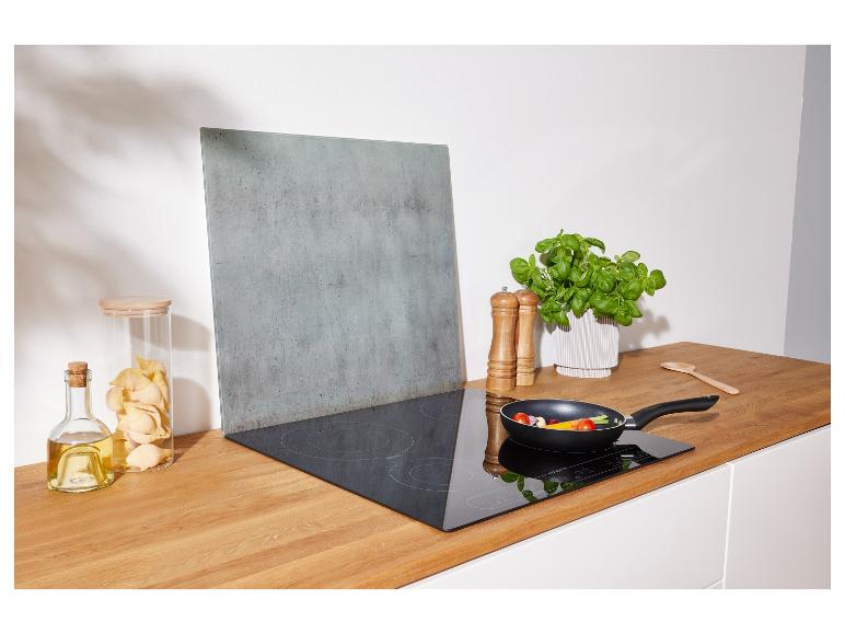 Keramická varná deska, skleněná ochranná deska, kuchyňské nádobí.