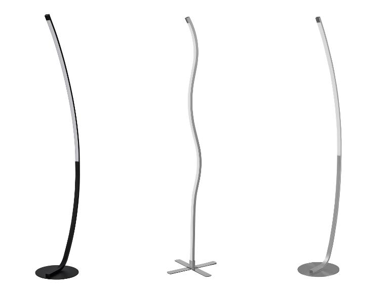 Tři různé LED stojací lampy: černá, stříbrná s vlnitým dříkem a stříbrná se zakřiveným dříkem.