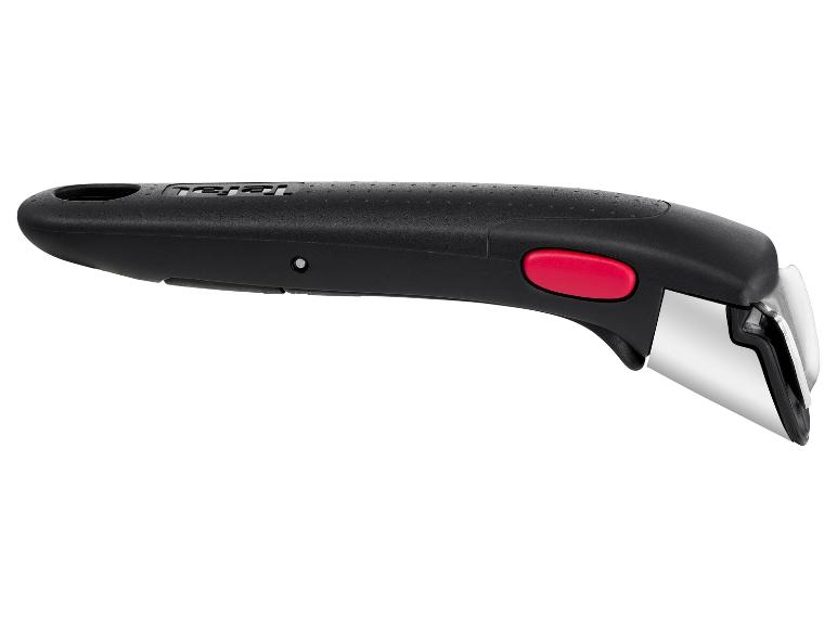 Černá rukojeť pánve nebo hrnce s červeným tlačítkem a kovovými detaily.