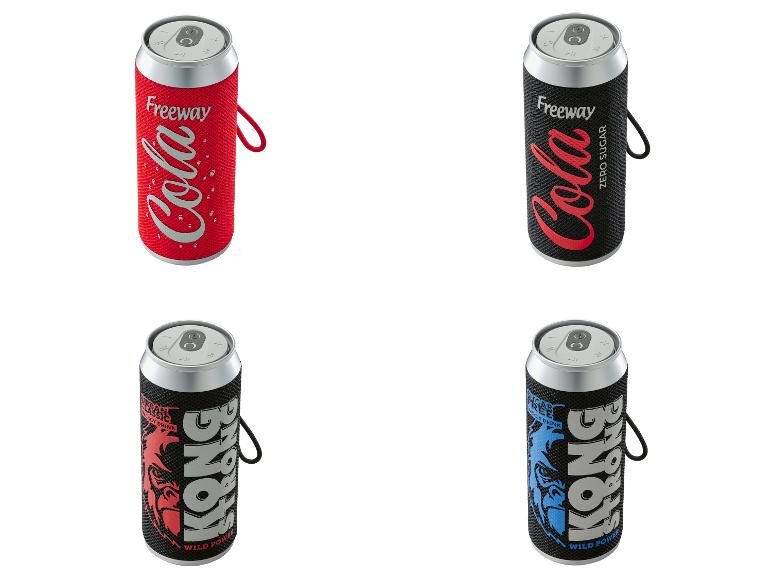 Čtyři přenosné reproduktory ve tvaru plechovek od limonády: dva červené a černé s nápisem „Cola“, dva černé s nápisem „KONG“.
