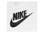 Bílé tričko Nike s velkým černým logem na přední straně.