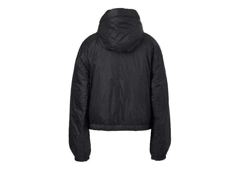 Černá bunda s kapucí, zadní pohled.