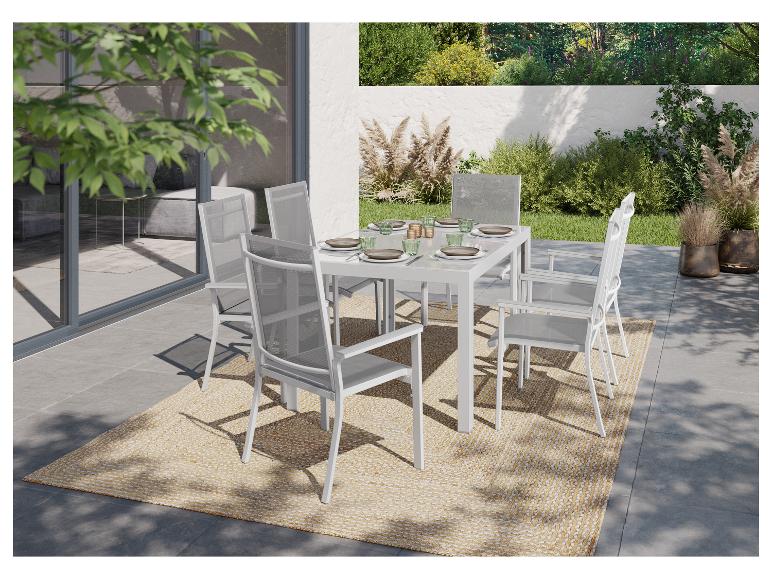 Venkovní jídelní souprava: bílý hliníkový stůl a židle, jutový koberec.