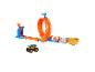 Herní set Hot Wheels Monster Trucks s dráhou, smyčkou a poháry na umístění, plus kamion Bigfoot.
