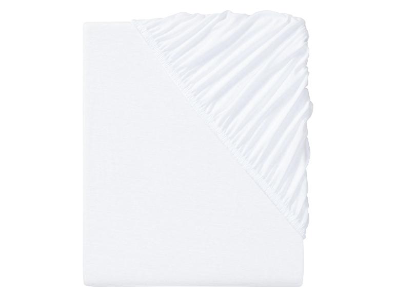 Bílý prostěradlo s gumou.