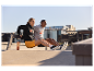 Pár v sportovním oblečení cvičí venku.