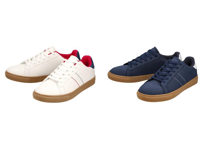 Dva páry tenisek: bílé s červenými a modrými detaily a tmavě modré s bílými detaily, oboje s gumovou podrážkou.
