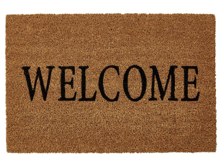 Vítací rohož s nápisem 'WELCOME'.