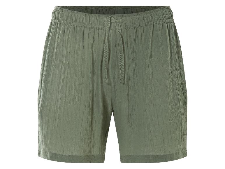 Khaki šortky z lehké látky, neformální styl.