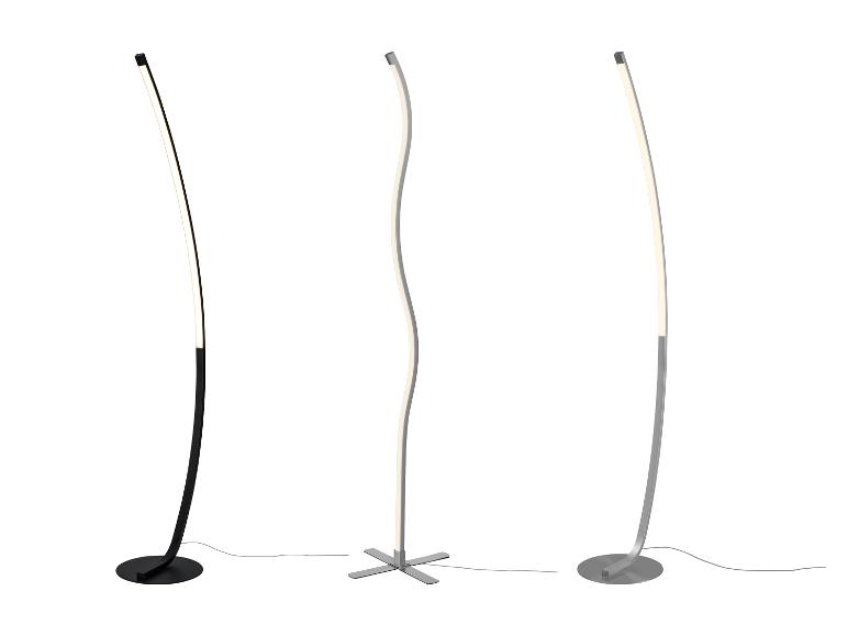 Tři moderní LED stojací lampy, jedna černá a dvě stříbrné, na bílém pozadí.