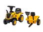 Žlutý dětský traktor s přívěsem a hračkovým nářadím.