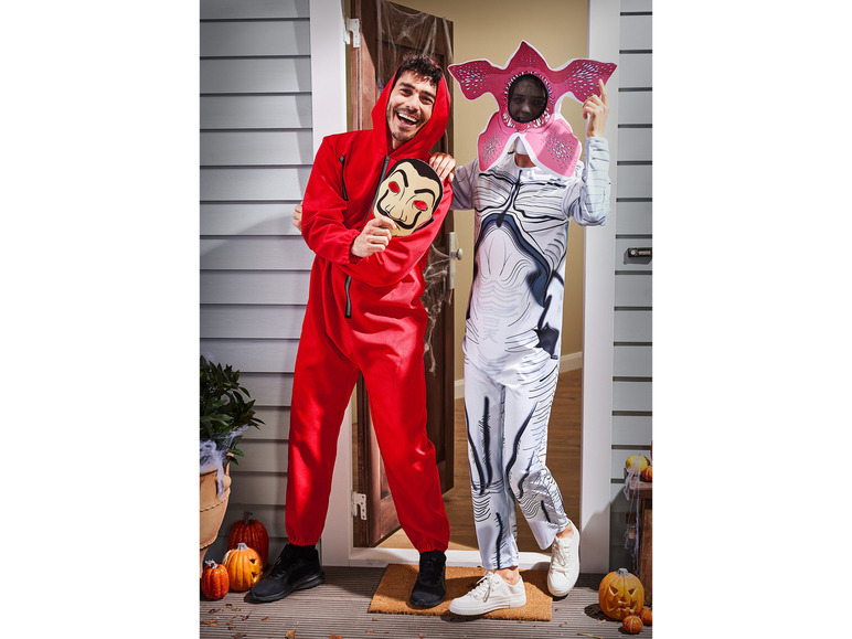 Dvě osoby v halloweenských kostýmech, jeden s maskou 'La casa de papel' a druhý s kostýmem 'Stranger Things' Demogorgon.