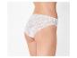 Bílé krajkové kalhotky na modelce, boční pohled.
