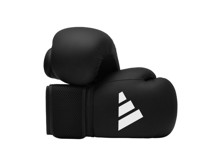 Černé boxerské rukavice Adidas s mřížkovým panelem.